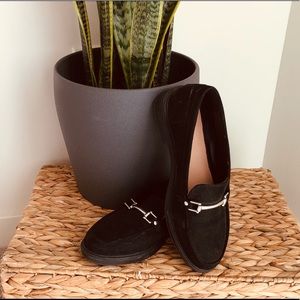 Perfect black loafers!